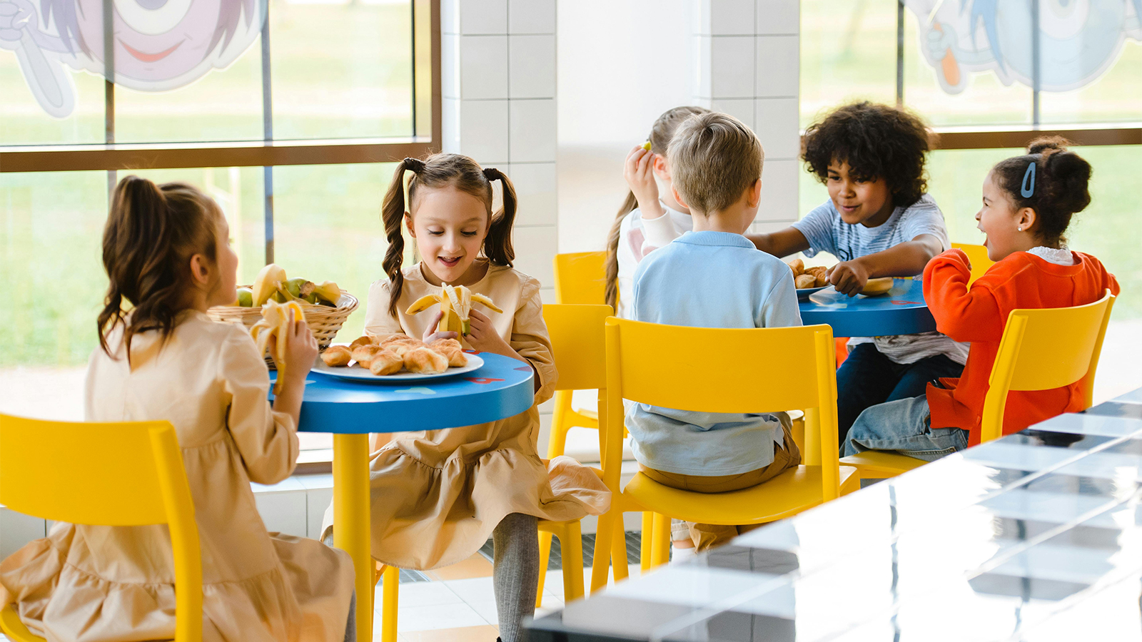 Kids eating lunch at school 
