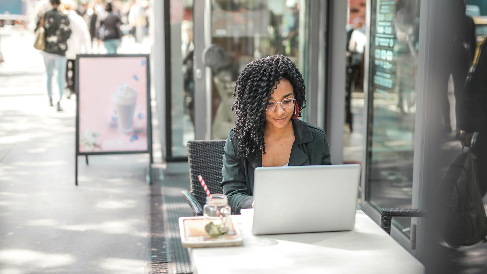 Young woman on her laptop at a cafe 