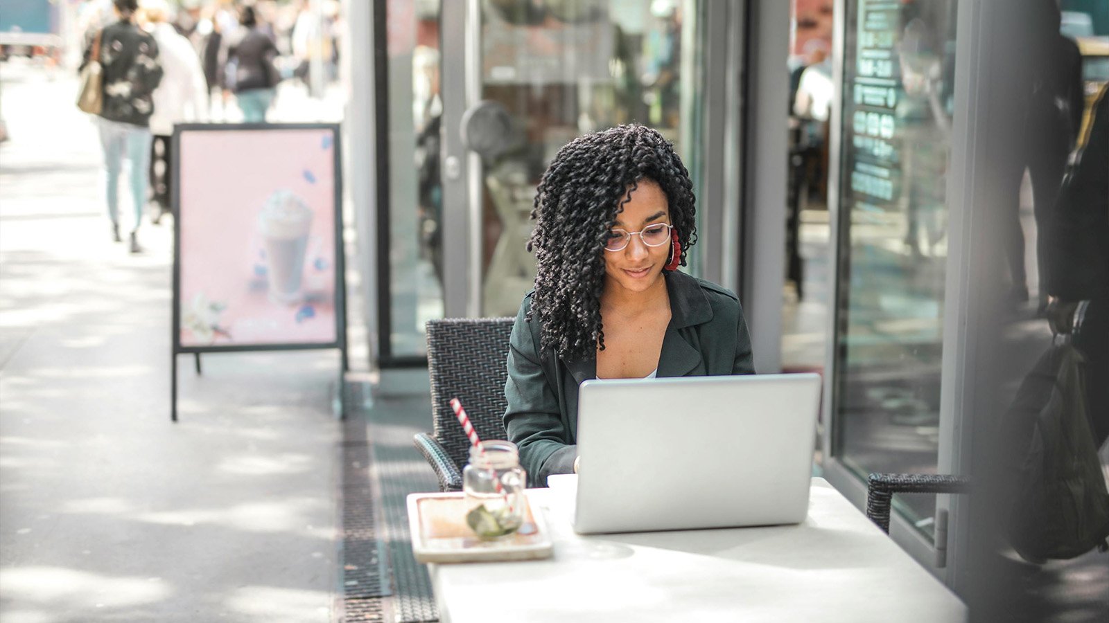 Young woman on her laptop at a cafe